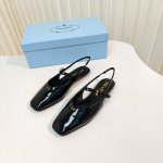 原版开发代购级 Prada 普拉达 25Ss 春夏新款 平跟方头后空凉鞋单鞋 简单的设计大概就是它最让人喜欢的点 不是烂大街的那种 很有自己的品牌个性 面料：进