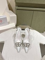 升级版 巴黎世家 Balenca*A 新款漆皮钻扣单鞋上新！这款鞋型是淑女尖头单鞋上脚美爆又百搭 Ins爆款 原版购入开模，定制牛漆皮私膜定制钻扣，所有的材质与