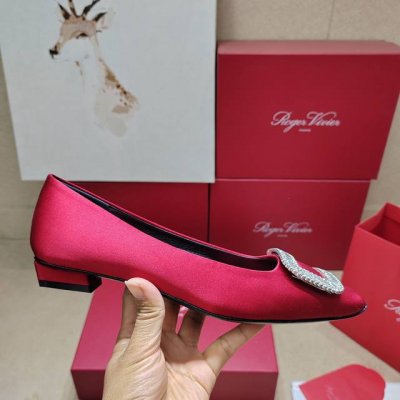 Roger Vivier 225 罗杰维维亚春夏新款Dorsay凉鞋 缎面搭配钻扣，一眼被惊艳到仙女们确定不拿下这款绝美后空凉鞋吗气场妥妥的安排上夏日搭配各种小