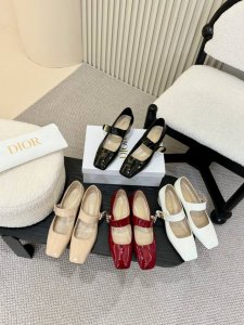 工厂价 女装女鞋 运动原单迪奥新款，镜面牛漆皮，内里绵羊皮，垫脚山羊皮，迪奥品牌扣，穿着方便，舒适大方好搭配，跟高4厘米，4色可选，35-40 34和41订做不