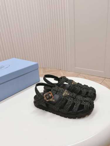 Prada 普拉达2024春夏新款凉鞋系列 经典三角扣猪笼编织平底凉鞋 环保编织pp面料 经典升级 复古舒适度与时髦度并存 圆头设计搭配不同风格需求 鞋面：原版