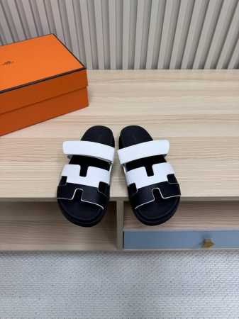 顶级版本 Hermes 爱马仕火到不行的情侣款二舅拖 猪鼻子夹角凉鞋拖鞋,搭配各种彩色袜子，潮爆了！ 鞋面：进口牛皮 羊京皮 布面 掌纹皮 内里：进口牛皮 羊皮 - 点击图像关闭