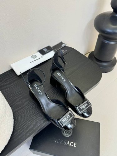 versace 范思哲2025春夏新款蝴蝶结圆头玛丽珍高跟单鞋 米兰秀场同简约干练的版型，童话般的亚特兰蒂斯或神奇的海洋主题，明亮的彩色配色，鲜艳的颜色和自由的