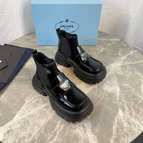 P家最新款 面：进口开边珠、牛漆皮 里：超软水染牛皮 垫：水染牛皮 底：原版发泡工艺大底 厚5.5CM 标志性三角标，原版包装 size ：35-40 40定制