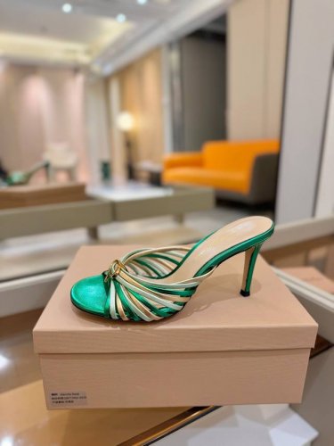 价格P： Gianvito Rossi 2025新款拖鞋 原版开发 顶级版本 代购品质 一双超美的大宝石搭配真丝尖头高跟拖鞋。大宝石在鞋面上闪耀，仿佛把银河踩在