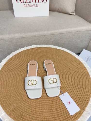 顶级版-真皮底Valentino 25最新经典百搭V扣小矮跟后空拖鞋 出厂 ────── 面料：顶级小牛皮 ────── 内里：全粒面混种羊皮 ────── 大