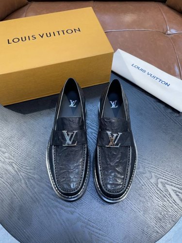 l家 Size:39-44 38.45定做 原单Lv官网男士休闲皮鞋，顶级原单复刻， -鞋面：牛皮工艺、纳帕牛皮、鞋身车缝品牌Logo -内里：牛皮，垫脚；水染