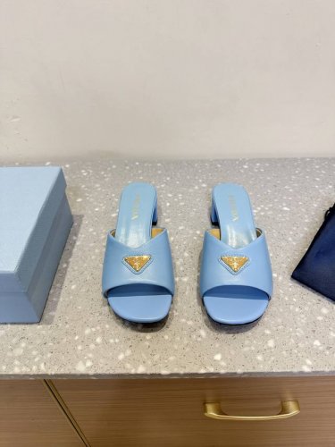 prada 普拉达 25Ss春夏新款 三角标 方头 粗跟 拖鞋 这是夏天必入款，脚感轻盈柔软细腻 舒适度极高 随意搭配 鞋面：采用原版进口牛皮 内里垫脚：羊皮