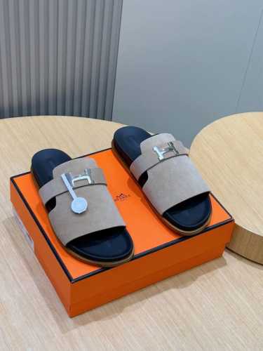 H家 爱马仕 顶级 Size:39-44 38.45定做 Hermes新品男拖鞋-顶级真皮大底 H金属扣饰，款式经典传久，经得起考验。 进口小牛皮鞋面+牛皮内里