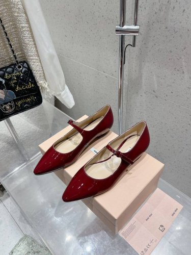 Miumiu 缪缪尖头方扣玛丽珍单鞋 这双不能错过年度最火单品 必入款 原版定制开边珠牛皮 原版定染漆皮 羊皮内里 原版真皮大底 码数 35-40 40定做不退