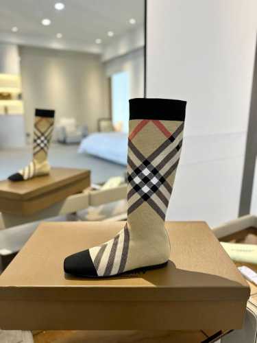 价格： Burberryy 博柏利 博柏利最新独家推出方头格纹弹力针织袜长靴 BURBERRY博柏利英国奢侈品牌，典藏米色，原版1:1复制，贴身弹力针织式及膝靴
