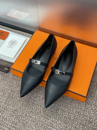 工厂价 爱马仕 Hermes 2025春夏新款 Kelly扣 Kiara 拼色平底女鞋 H家尖头时尚百搭单鞋材质：进口小牛皮 进口羊猄皮+水染羊皮内里+意大利真