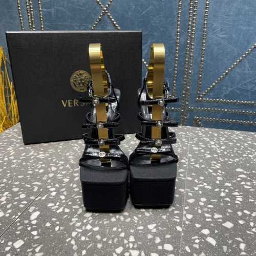 VERSACE范思哲秀场新款美杜莎新款防水台系列凉鞋！ 真丝漆皮+品牌特有的美杜莎人头装饰 每个成品犹如艺术品般的存在，赏心悦目 经典配色，顶级版本 艺术与设计