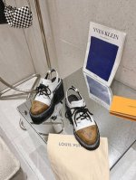 25ss新款 顶级版本LV Capri 取材双料面料，为鞋面的 LV 标识局部包覆皮革，呼应经典，超级百搭款，轻质鞋型结合皮革外底，兼具雅致外观和舒适体验。独家