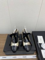 香奈儿Chanel 24k 新款山茶花 玛丽珍 凉鞋系列 专柜简直疯抢了，各大社交平台热门晒图，这期的走秀款绝对太帅了，绝对是这一季最热门的款式，专柜仙女们真的