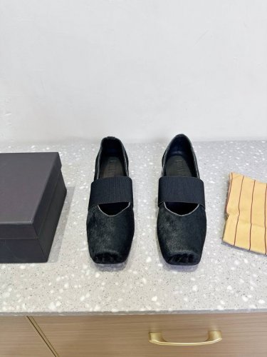 Uma Wang 小众潮牌 25Ss春夏新款 复古 芭蕾舞鞋 难买程度堪比Guidi稀有 超级软上脚超级舒服 还特别减龄 浓浓的芭蕾舞 艺术气息 仙气十足 强推