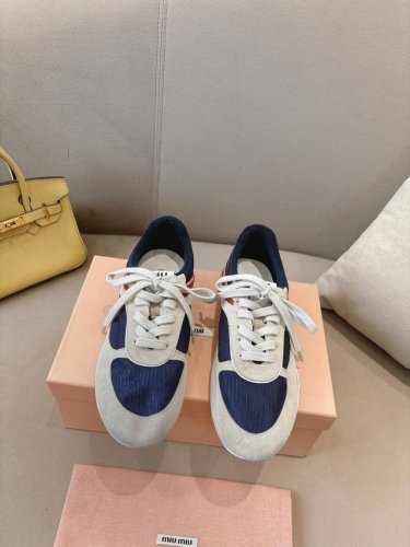 Miu Mi* 春夏新品 代购级别 我是细节控 面料对版zp单薄清透 区别于市场不对版厚面料 皮料对版zp轻微擦旧 随性而为 复古时髦 百搭舒适 新爆款来袭～