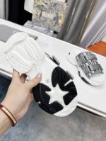 tpu大底出厂价P 。 Dior迪奥高版本拖鞋，Tpu大底。 新品经典款代购级别品质国外专柜爆款厚底凉鞋 鞋面内里：原版定制特殊电绣材料， 鞋底：原版开模1