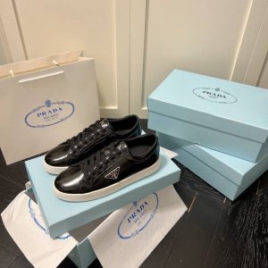 橙子出厂价p prada 普拉达新款休闲鞋板鞋 三角标小白鞋 小红书爆款 这款运动鞋鞋舌 轻质橡胶鞋底和脚踝皆饰以prada徽标的多种重释元素 侧面的标志性涂珐