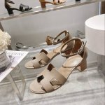 粗跟系列』 出厂价 herme*早春专柜新款高跟凉鞋系列 鞋面：原版材料 内里：进口混种羊皮 跟高: 5cm 大底：原版意大利真皮大底 鞋码: 35.36.37