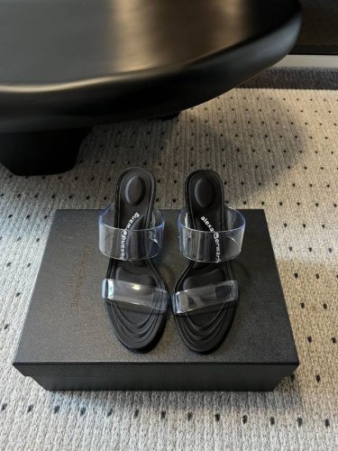 代购级别 alexander wan* 亚历山大王24 春夏新品 水钻粗跟凉鞋 小跟的设计超级特别 方根带钻奢华满满 很有质感。完全不突显跟高 对不喜欢穿高跟鞋