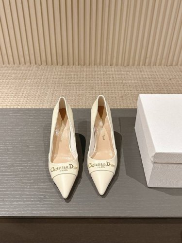 出厂 迪奥 2025春夏高定系列新款 My Dior 低跟尖头女鞋 Cd字母Logo五金扣细跟单鞋 面料 进口开边珠牛皮 小牛皮 环保透气科技布 内里 定制羊皮