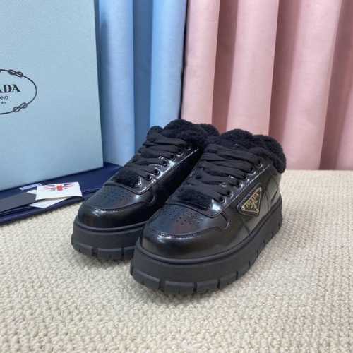 顶级版本 PRADA 普拉达秋冬新款厚底高帮雪地靴鞋这款牛筋底上脚非常舒适，今年非常爆，穿上 增高 休闲两不误，清爽的表现足以表达对鞋子的个个细节的把控， 面料