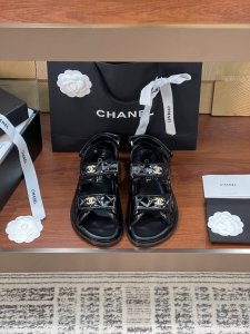 真皮大底高版本，颜色超全，且持续同步专柜增加中！ 皮面 Chane※ 香家经典魔术贴凉鞋沙滩鞋 炸街款今年必须入手的小香凉鞋 小红书一大帮潮人秀，着实火出圈 出