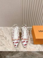 驴家早春新品 New Arrival Lv春夏玛丽珍鞋 也太出彩了 时尚性感舒适 拉满了夏日美鞋能给的满分情绪价值.鞋的造型也很乖巧好看呀 鞋面选用进口牛漆皮