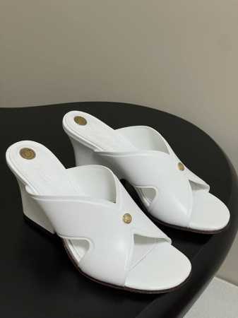 loro piana 诺悠翩雅 Lp Vera系列 25S春夏新款 复古交叉带平底拖鞋绝美坡跟凉拖鞋 这款Vera凉拖鞋采用别具一格的坡跟设计 可为各式装扮注入 - 点击图像关闭