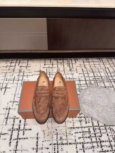 代购级 Loropiana 25Ss 新款 经典高丝光羊京乐福皮鞋 Lp一直是以好穿舒适为主的设计风格 这几年老钱风穿搭超级 这款乐福鞋也不例外 简约的设计理念