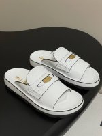 25Ss春夏新款Miu Miu缪缪 金币沙滩拖鞋鱼嘴厚底休闲拖鞋 现在的Miu怎么也香里香气的了，但是Miu家的更秀气，橡胶大底更实用，三维立体效果 金属字母微