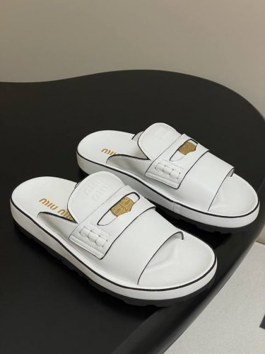 25Ss春夏新款Miu Miu缪缪 金币沙滩拖鞋鱼嘴厚底休闲拖鞋 现在的Miu怎么也香里香气的了，但是Miu家的更秀气，橡胶大底更实用，三维立体效果 金属字母微