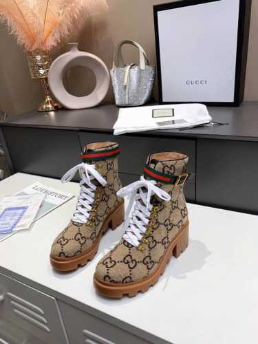 出厂价pp： 女装女鞋 运动原单 彩色大底 新版古奇Gucci 热卖7寸靴 新款Gg花呢材质的粗跟踝靴 非常好搭配网红都纷纷上脚引领最新时尚潮流。跟高6Cm 内