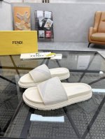 F顶级代购 芬 炸街男神春夏拖鞋新品专柜同步，鞋面意大利进口牛皮搭配标志布面料，高品质拼接工艺，鞋底：原厂特供原版底，独家活动成型底超级舒适，原厂跟单货，高品质