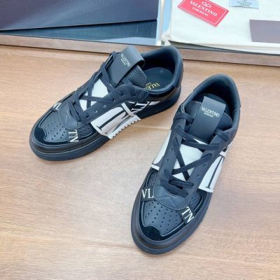 代购级品质 实物拍摄 Valentino Garavani VL7N 小牛皮低帮绑带运动鞋、休闲鞋 男士女士情侣真皮板鞋 - 七条绑带，装饰橡胶效果 VLTN