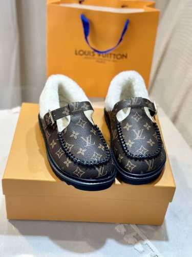 毛里版本 路易威登lv louis vuott on fw24 new arrival～秋冬最新款毛毛拖鞋～ 这双毛拖也是好好看！皮质的就是非常高级呀！！搭配秋