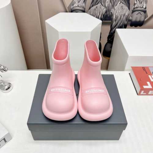 独家顶级版本 BALENCIAG*巴黎世*家vs秋冬新款雨靴系列 娃娃头字母雨靴 新款上架这款平底在欧美街拍中出境率超高，ins也是火了一把，调鞋楦都调