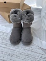 GG22牛角扣雪地靴1135806入冬大衣必有牛角扣一席之地！而这款雪地靴设计灵感来源于经典的牛角扣大衣，经典元素融入于此的同时鞋口还做了翻毛设计 使得看起来
