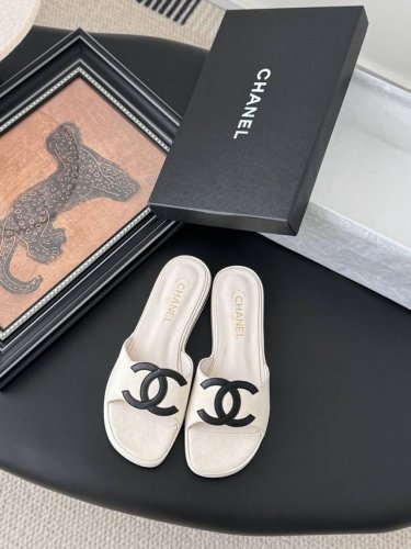 Chanel 25K春夏新品双C拖鞋 鞋面麂皮，内里羊皮，原版大底。 Size:35-39 40定