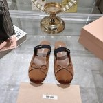 出厂 Miu Miu 25春夏蝴蝶结包头拖新款上新 个性小圆头非常百搭，时尚潮流 太适合我了，穿着不累脚 绝对入手不亏的一双！ 进口原版羊皮真丝面料，羊皮内里脚