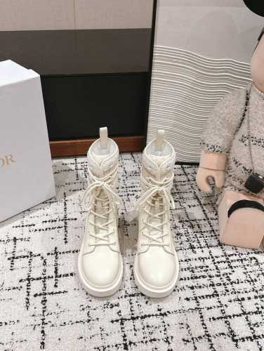 顶级品质 Dior fw24 new arrival～ 迪奥2024秋冬新款｜系带马丁靴 D家经典的靴型，小牛皮鞋面融入羔羊毛， 妥妥的颜值与功能性神器，帅气又