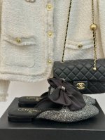 厂价 Chane*｜小香24P新品 大蝴蝶结双c半拖系列 超仙的大蝴蝶结凉拖鞋 大蝴蝶结也是当下流行趋势 非常足的松弛感 上脚非常简洁优雅。 面料采用定制材质