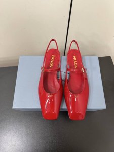 PRADA 普拉达 25ss 春夏新款 平跟方头后空凉鞋单鞋简单的设计大概就是它最让人喜欢的点 不是烂大街的那种 很有自己的品牌个性面料：进口小牛漆皮 内里：进