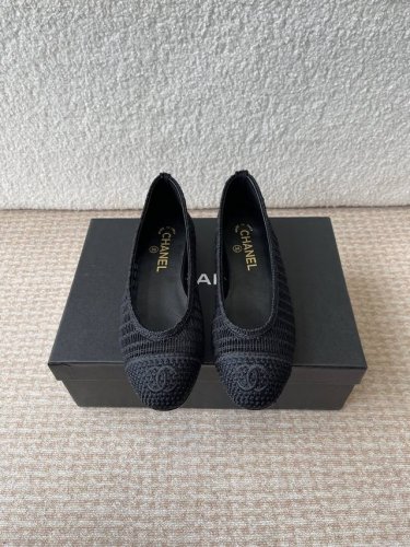 chanel小香 25Ss 春夏鞋头电绣双C Logo点缀，玛丽珍 粗跟单鞋 宛如女神脖子上的项链，上脚包裹性非常好，上脚跟显瘦，真的是超级精致！ 复古的玛丽珍