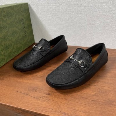 gucci 男士一脚蹬饰饰马衔扣男士驾车鞋驾车鞋豆豆鞋 历经时间洗礼的马衔扣元素如今已成为品牌经典元素，旨在致敬品牌马术本源。在这款牛皮革驾车鞋上，该符号元素以