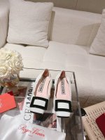 roger vivier new arrival～ RV 新款一双又软时髦的芭蕾舞鞋 优雅少女气氛感十足♀這對平底芭蕾舞鞋超級舒服 鞋底做了軟墊，穿上後軟綿綿的