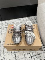 男+10 Miumiu 缪缪 25 最新 G027Miu Miu X New Balance联名款运动鞋 2025早春发售前先近赏同样是在十月的巴黎时装周，又被