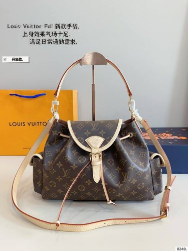 配礼盒 Lv 又被种草！单肩斜挎包.日本中古 Vintage包包V老花村上隆限定薇薇安女包Lv老花限定 ！超美！好多网红潮人都在背 单肩斜挎背这款包看着简单，搭