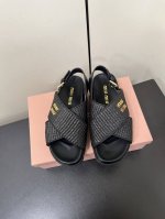 P310Miumiu新款交叉编织厚底平底凉鞋 拖鞋 巴黎时装周最新走秀款，复古高级，舒适度与时髦度并存的开挂全新系列，设计搭配不同风格需求 鞋面：原版定制编织面